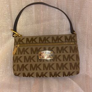 I’m selling a Michael Kors clutch/wristlet bag.